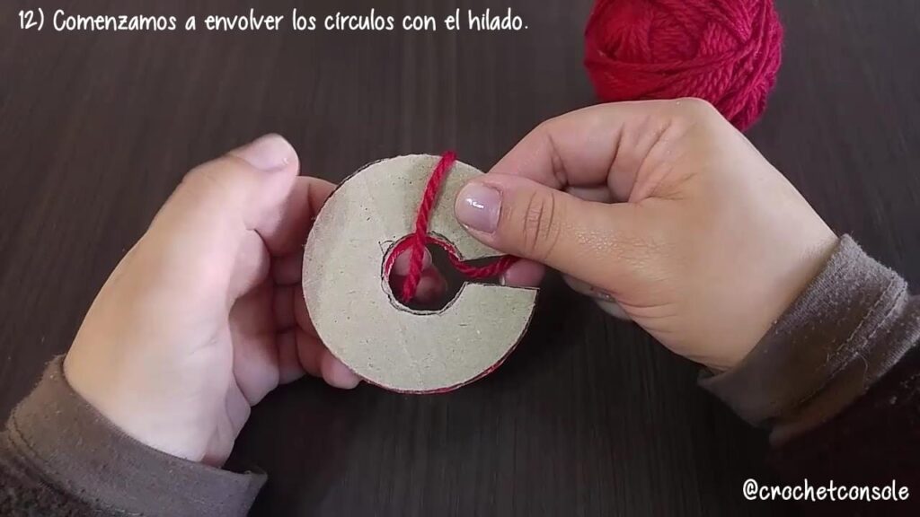 Cómo hacer pompones de lana con un cartón