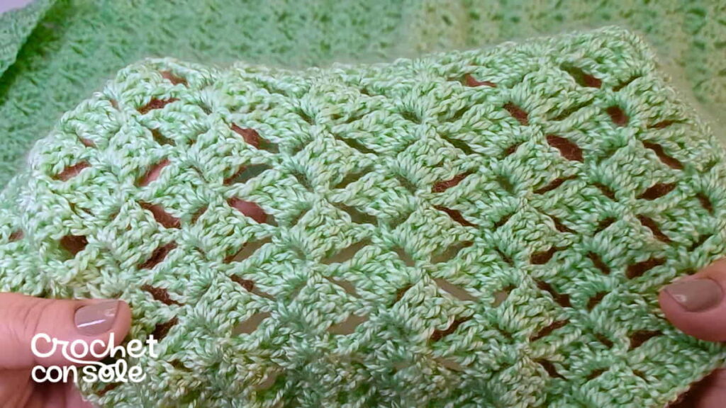 Chal a crochet fácil con borlas y cordones