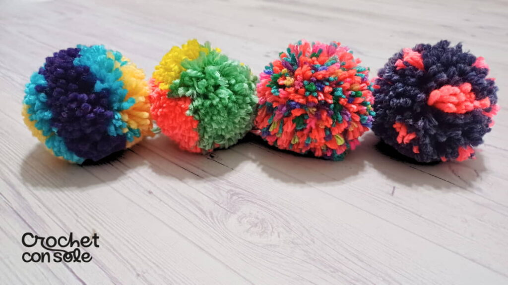Cómo hacer pompones con rayas, lunares y pintitas