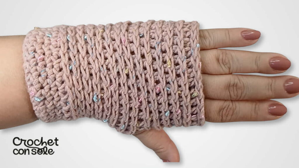 Mitones a crochet en una sola pieza con punto en relieve